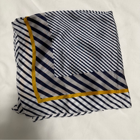 White and blue scarf - Picture 2 of 5